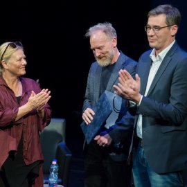 A Budapest Nagydíjat, Karácsony Gergely, Bp. főpolgármestere és Gál Katalin, a MKKE elnöke adja át a Könyvfesztivál díszvendégének, Jón Kalman Stefánsson izlandi írónak.